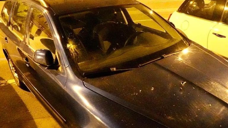 Muž v Praze ničil sekerou zaparkovaná auta. Sám pak silně krvácel